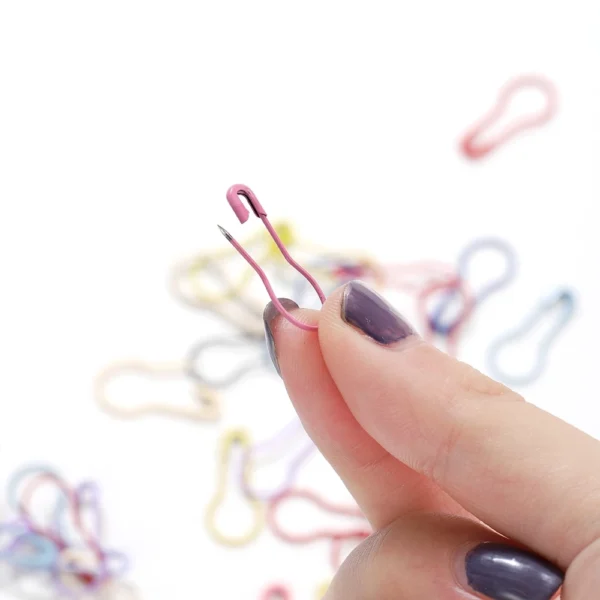 sg-11134201-23010-rvklewsfz5lv5a-1.webp Candy Safety Pins Pack - 100 Pieces